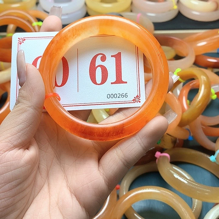 未镶嵌石英质玉（黄龙玉）手镯