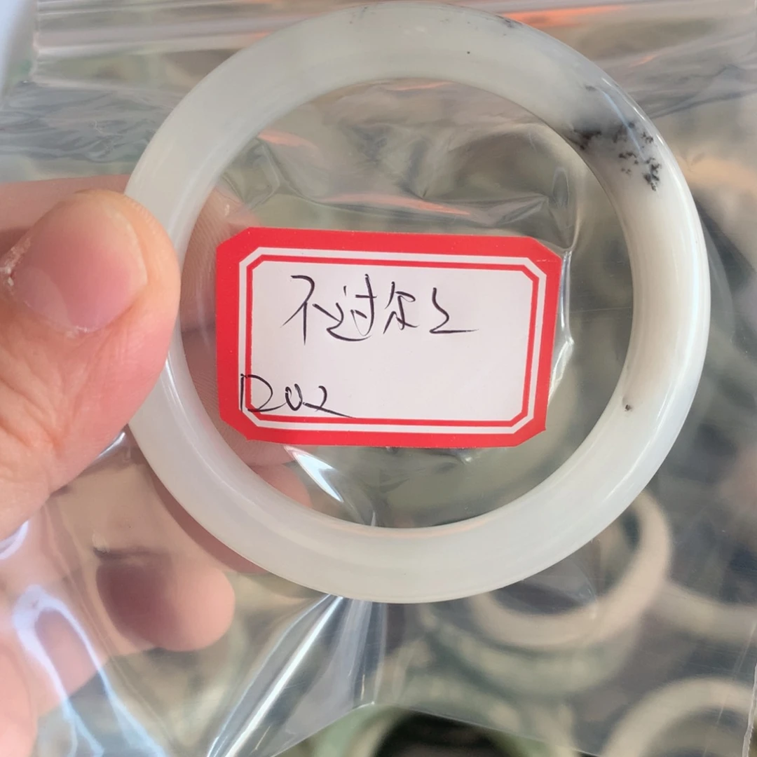 透闪石-蛇纹石玉手镯未镶嵌不***。