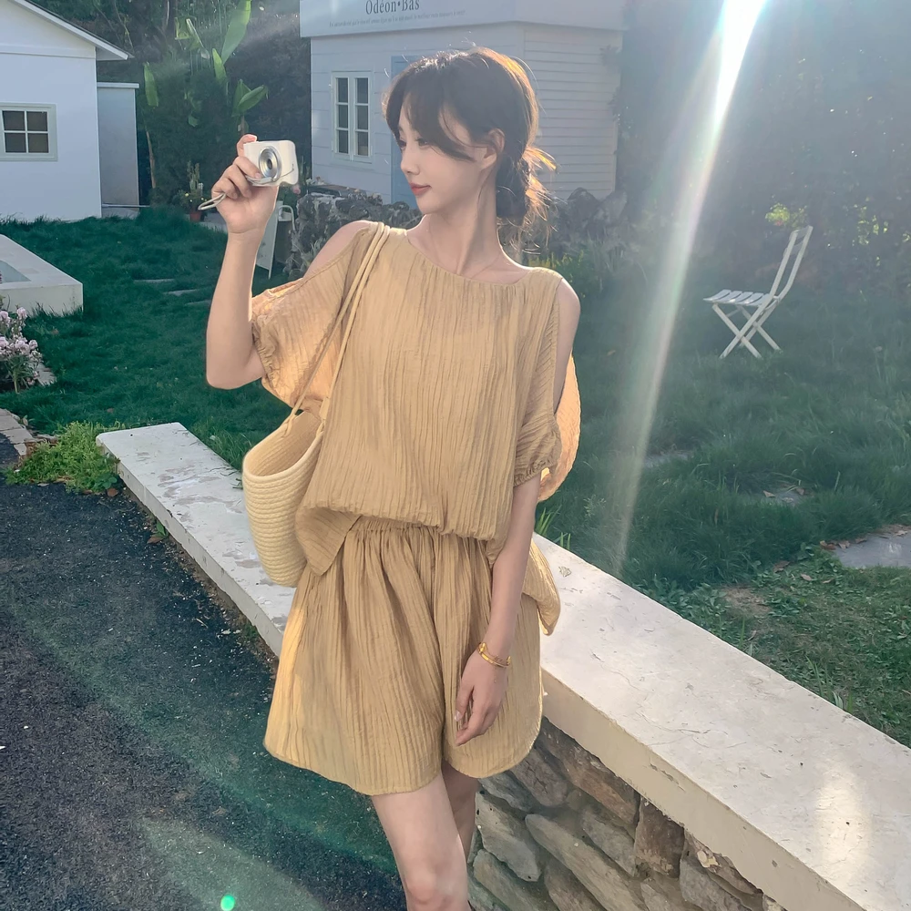 黄色镂空露肩上衣短裤套装女夏2025新款大方得体超火小个子两件套