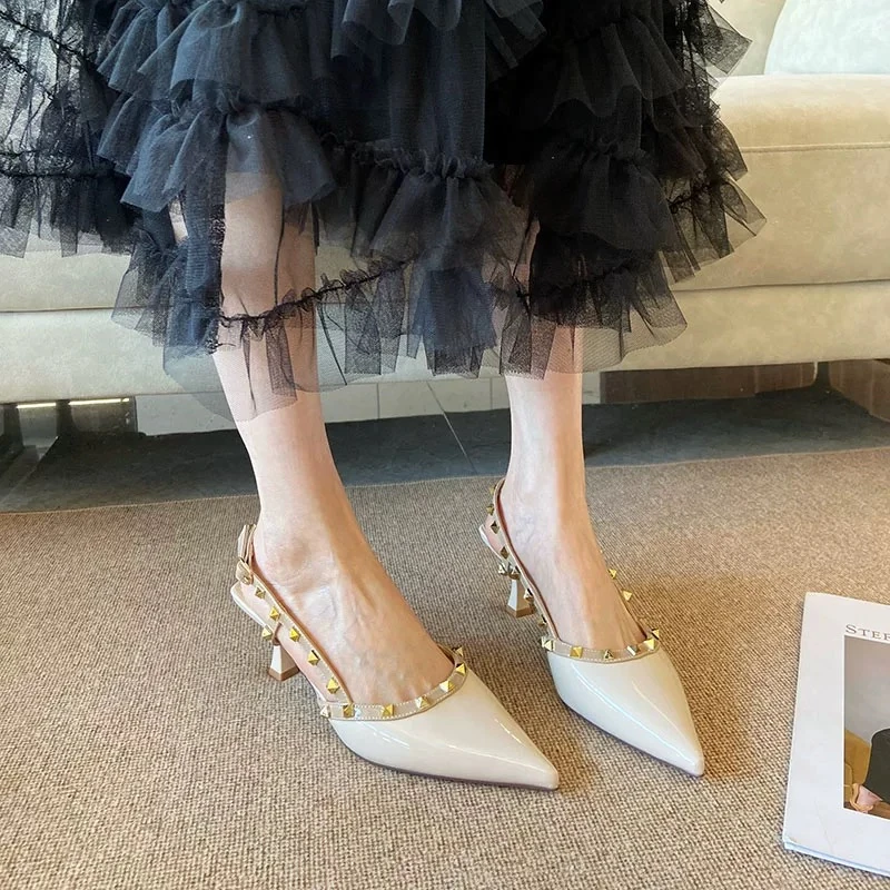 2528名媛风柳钉单鞋女尖头高跟鞋性感2025夏季新款后空时装凉鞋女