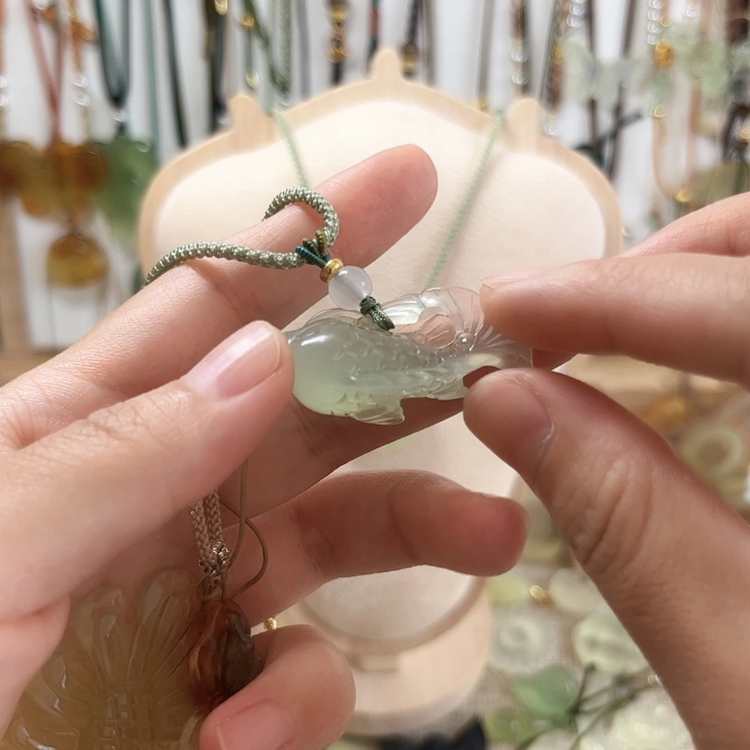 ****红未镶嵌蛇纹石玉颈饰