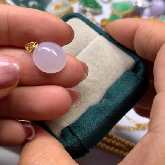 颈饰18K金镶嵌翡翠