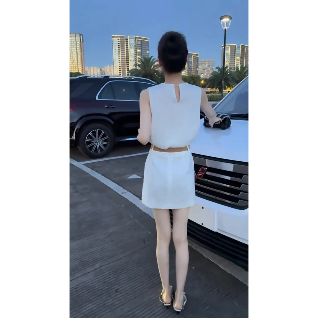 夏季轻奢时尚套装2025法式气质显瘦短款白色无袖衫女神短裙二件套