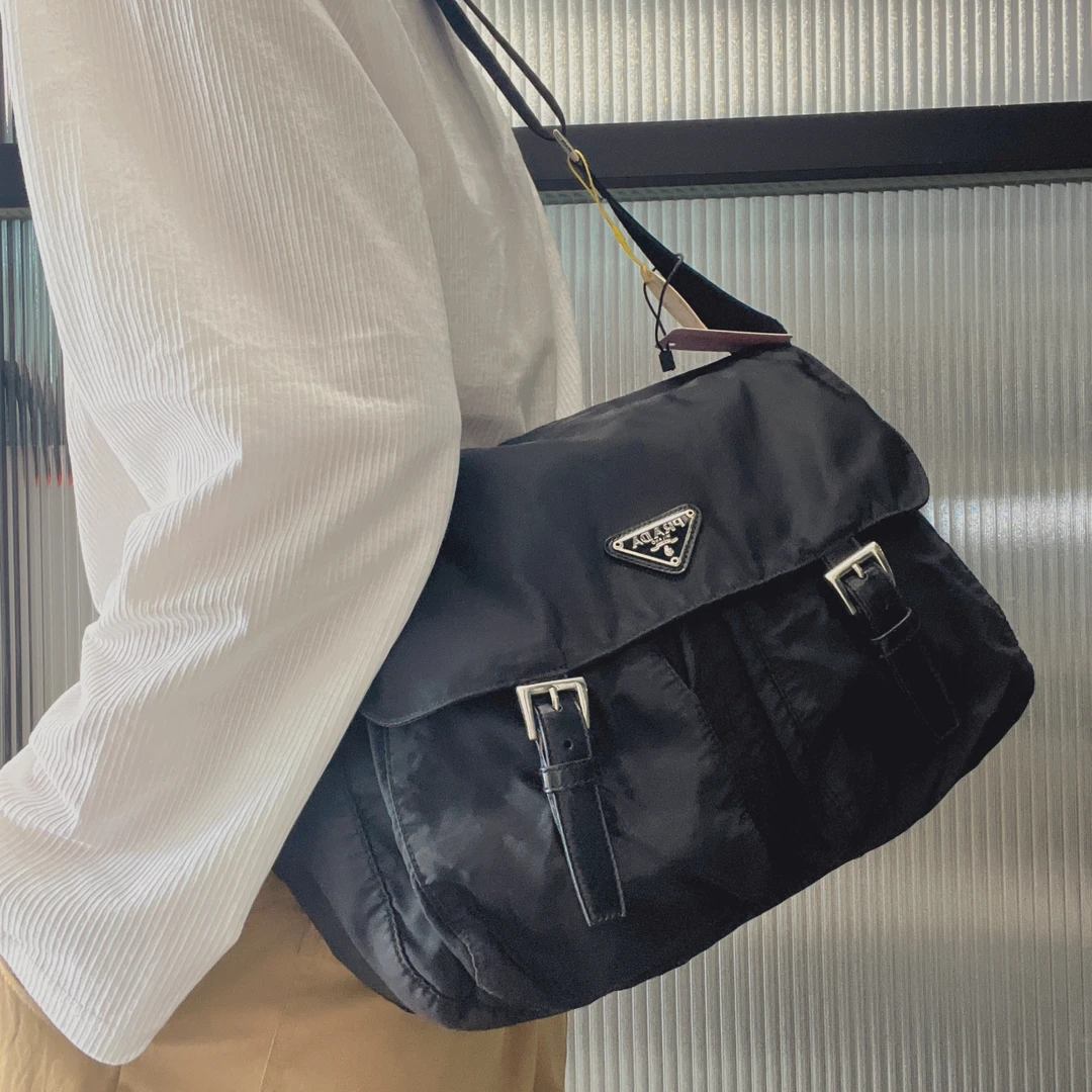 95新 Prada/普拉达 【涛】30 0533 黑色降落伞双扣斜挎包