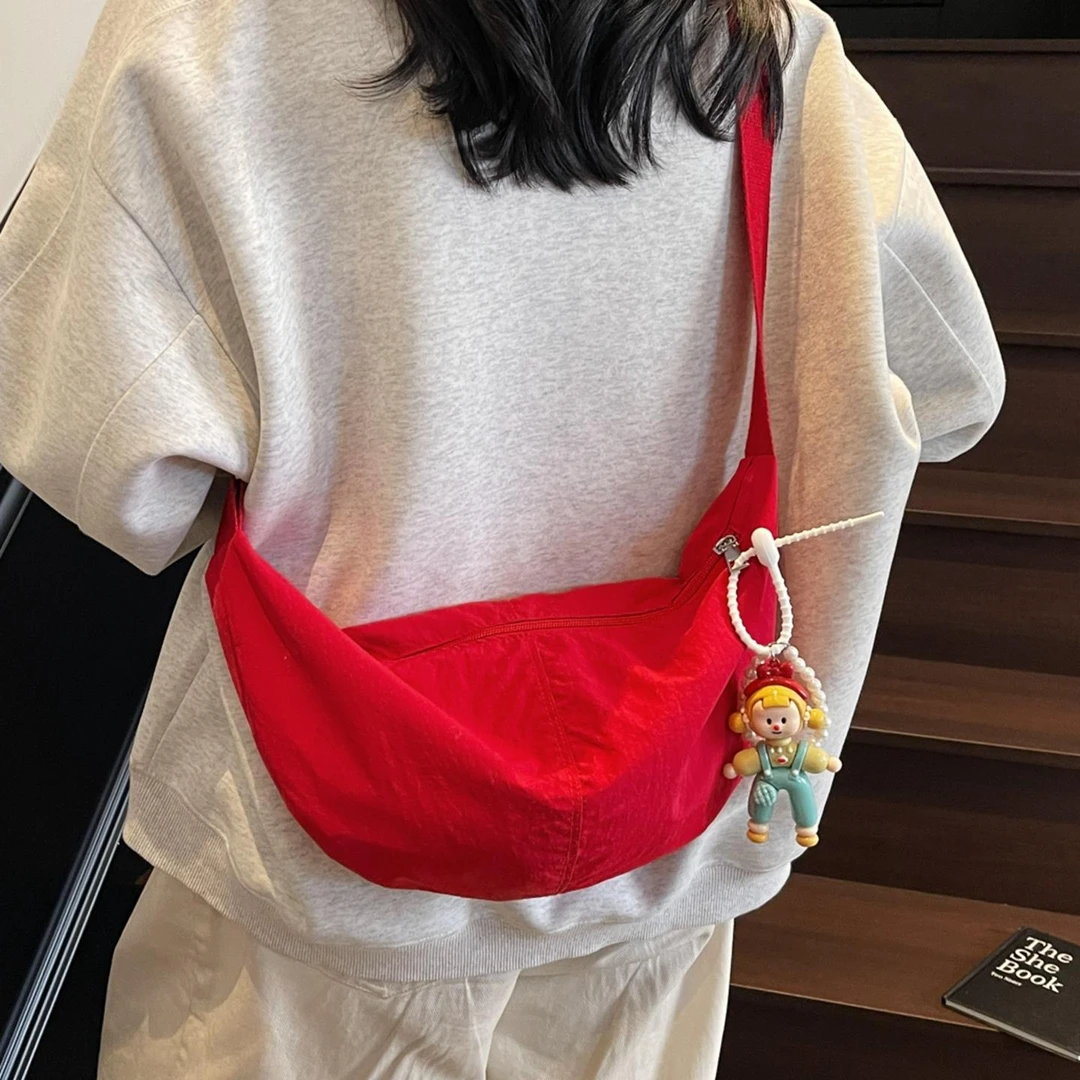 红色帆布饺子包女2025新款夏季轻便单肩包超火百搭学生通勤斜挎包