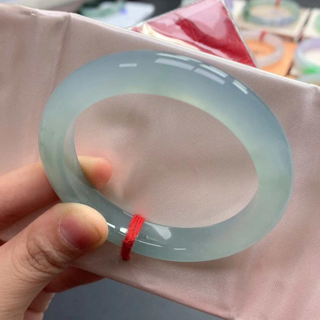 翡翠未镶嵌手镯56号 冰蓝微瑕