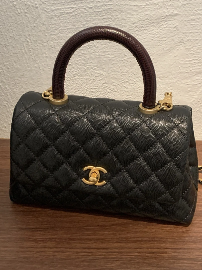 99新 Chanel/香奈儿 HIHI/黑金荔枝纹小号红手柄cocohandle29开
