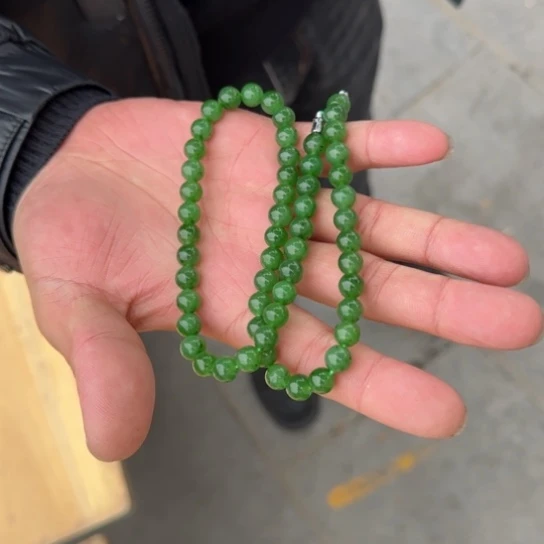 和田玉颈饰未镶嵌卡8菠菜绿冰，微点