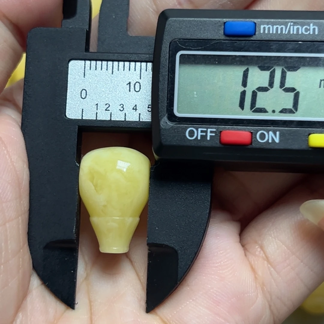 半***人琥珀未镶嵌裸石三通