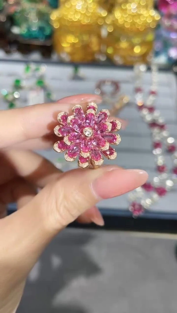 18K金镶嵌彩色蓝宝石戒指繁花款