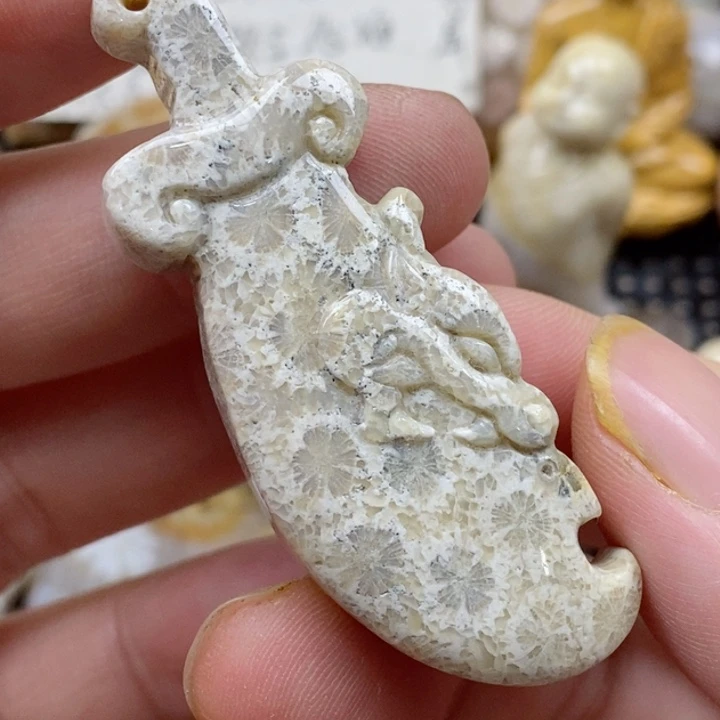 颈饰未镶嵌硅化珊瑚（珊瑚玉）有瑕