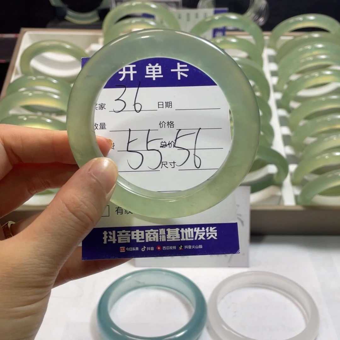 蛇纹石玉未镶嵌手镯是*朱