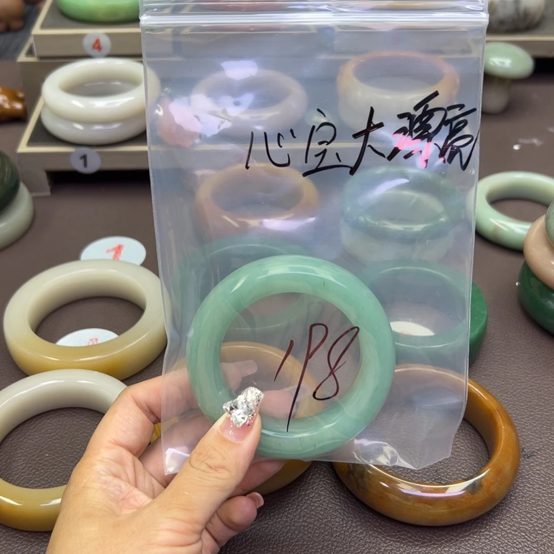 石英岩玉手镯未镶嵌心***亮