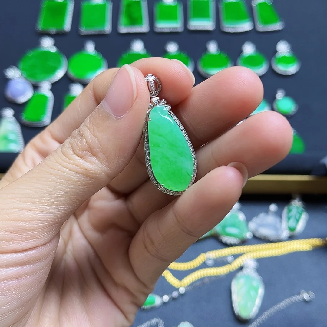 翡翠18K金镶嵌颈饰