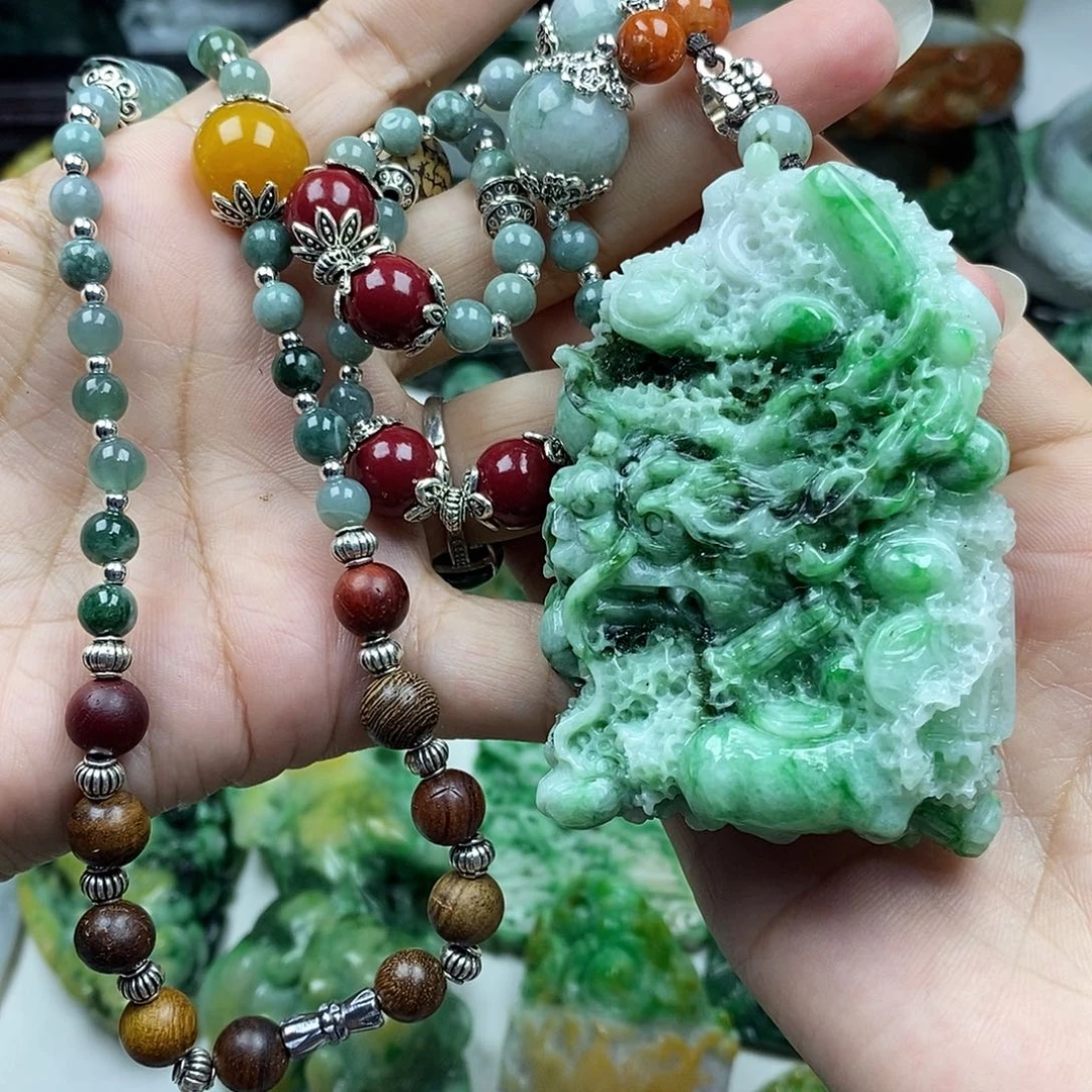颈饰未镶嵌翡翠清牌子