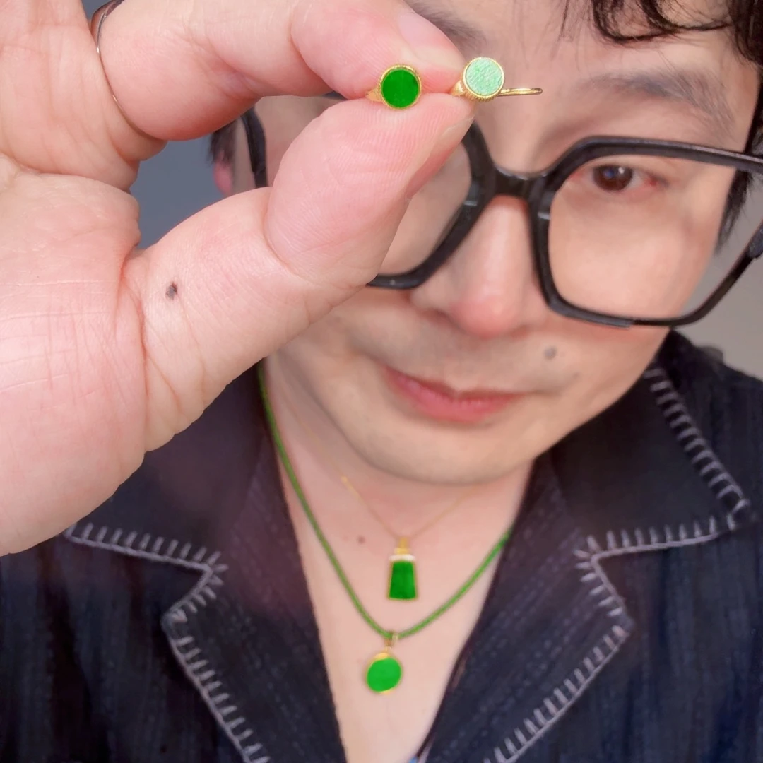 翡翠未镶嵌颈饰一对