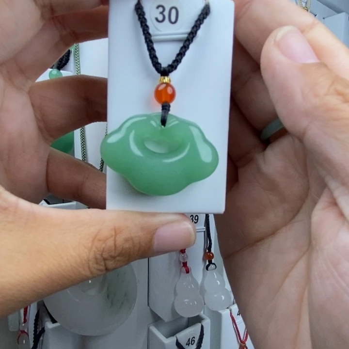 风***时颈饰未镶嵌石英质玉