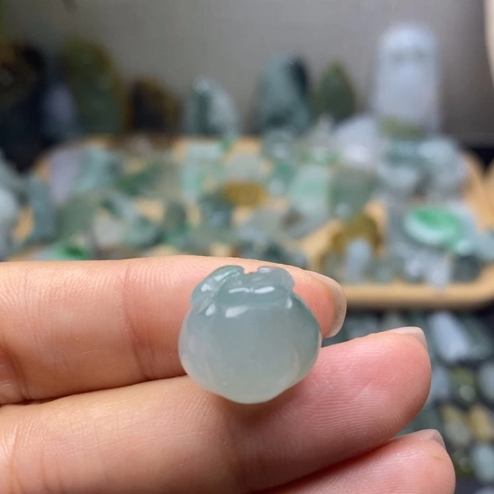 翡翠未镶嵌颈饰柿柿如意