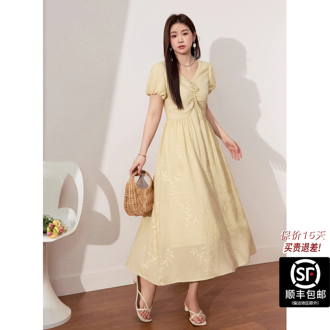 蓝语大码女装法式度假风巨显瘦绣花连衣裙2025夏季掐腰绝美长裙子