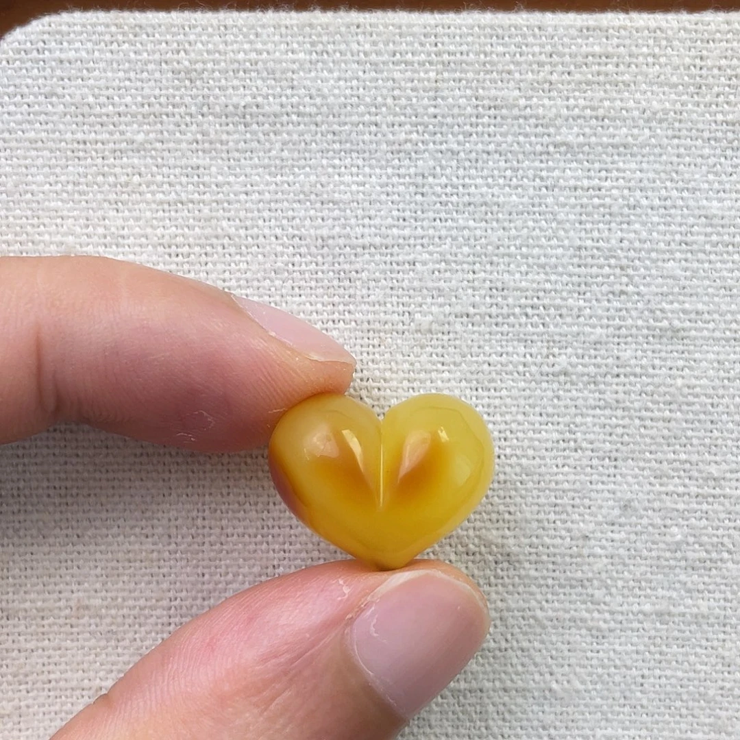 裸石琥珀未镶嵌屁桃