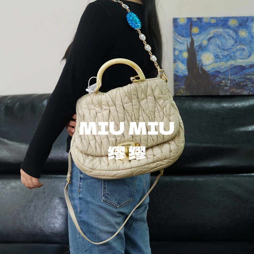 95新 MIU MIU/缪缪 miumiu/米色褶皱链条包/DX02515025/5025