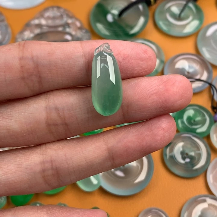 翡翠未镶嵌颈饰…