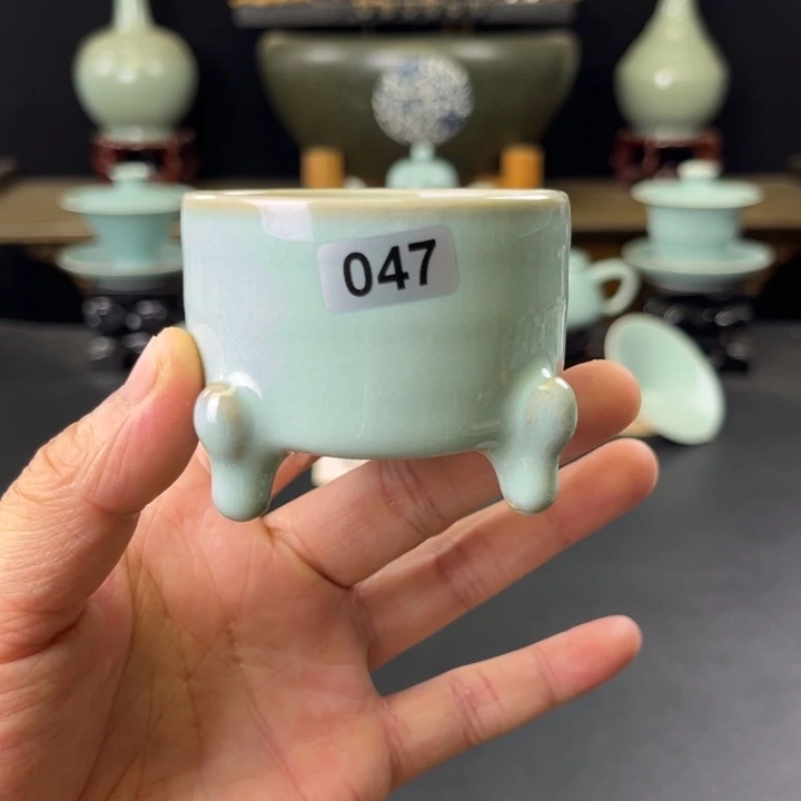 瓷片天青釉三足主人杯047号微瑕捡漏