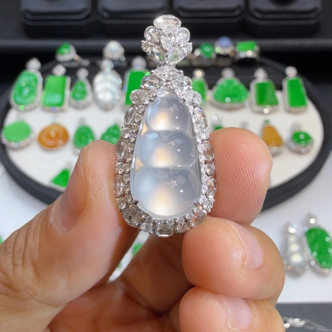 颈饰18K金镶嵌翡翠收到货48小时鉴赏期