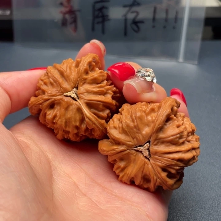 A***i文玩核桃吊坠白狮子