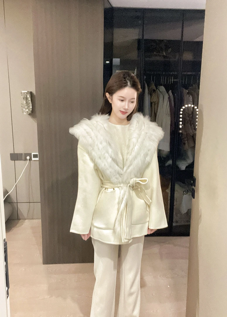 ZLeays林小允-予温-连帽毛毛白色大衣XMXY525