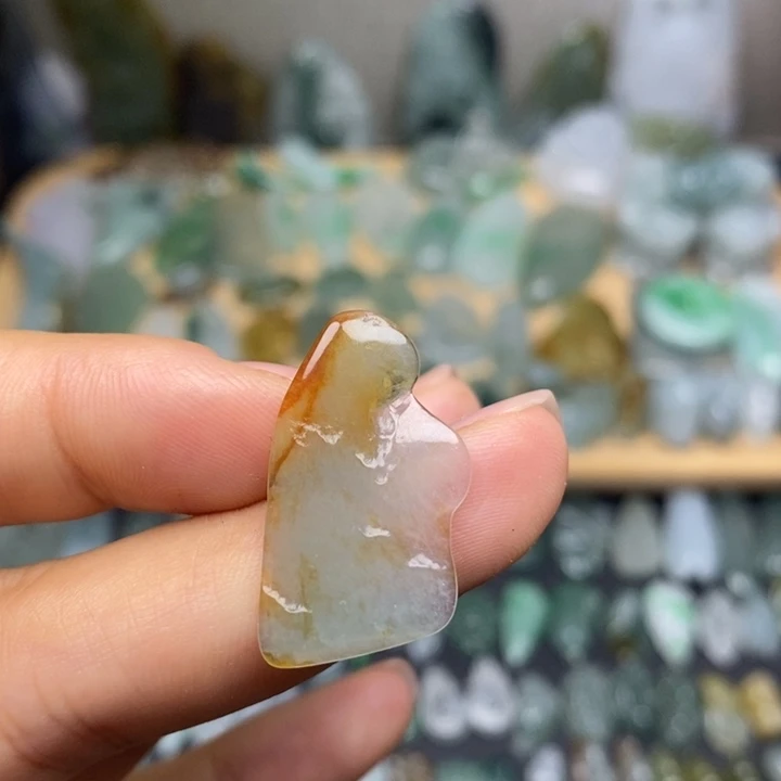 翡翠未镶嵌颈饰随形