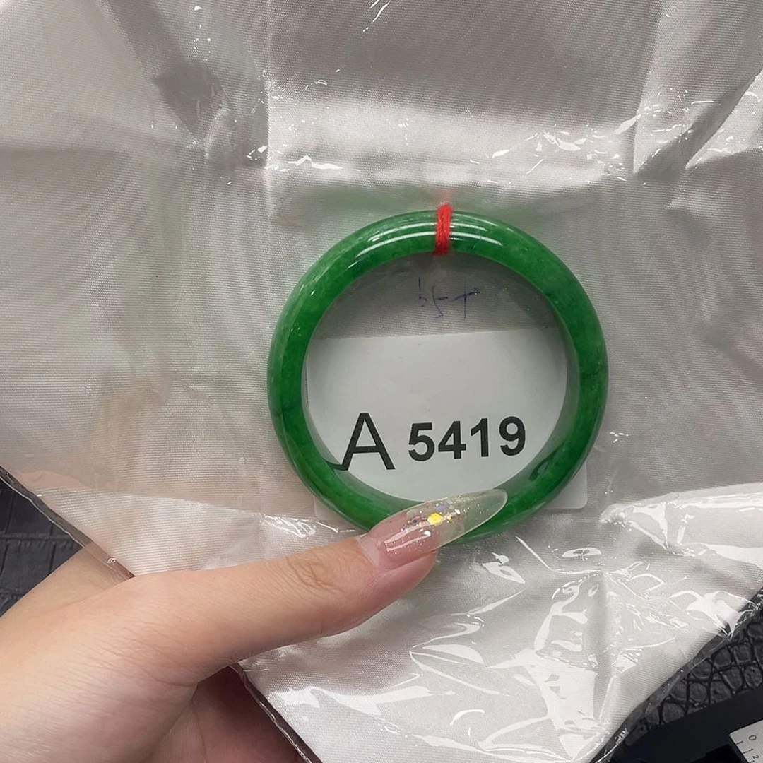 翡翠手镯未镶嵌默认瑕疵