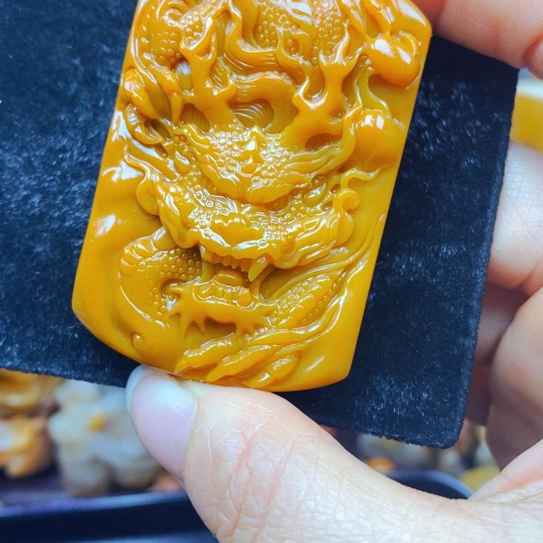 未镶嵌石英质玉（黄龙玉）颈饰