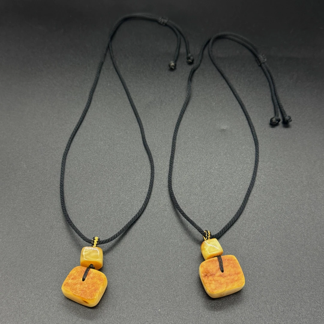 【乌达齐珠宝】22mm+蜜蜡原石无事牌吊坠项链@多样性只发其中一件