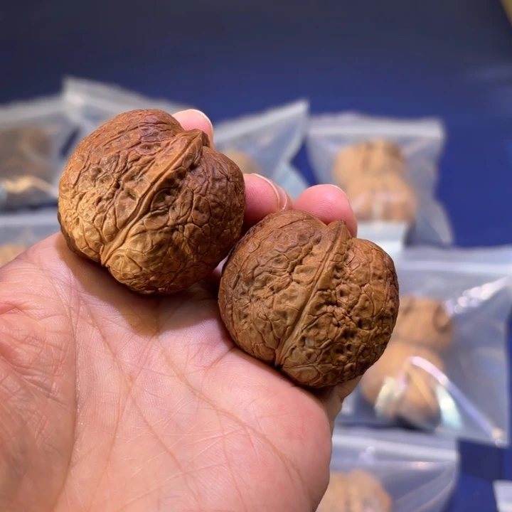 文玩核桃吊坠蟒纹虎头