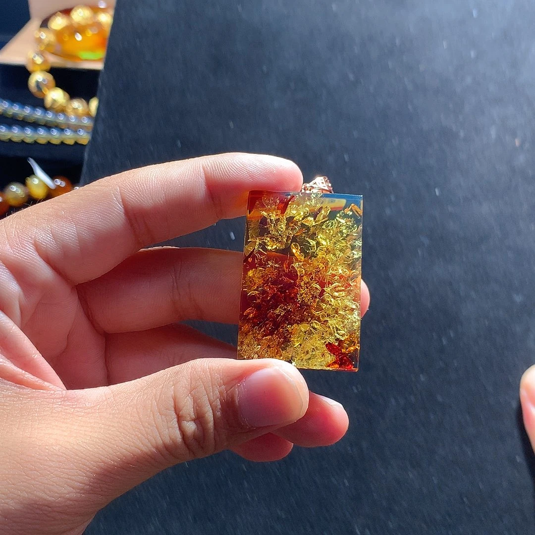 琥珀未镶嵌颈饰红蓝特色爆花方牌