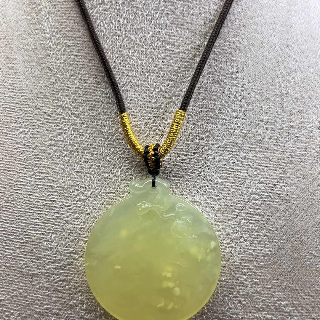 岫玉未镶嵌颈饰辽阳料梅花花牌子