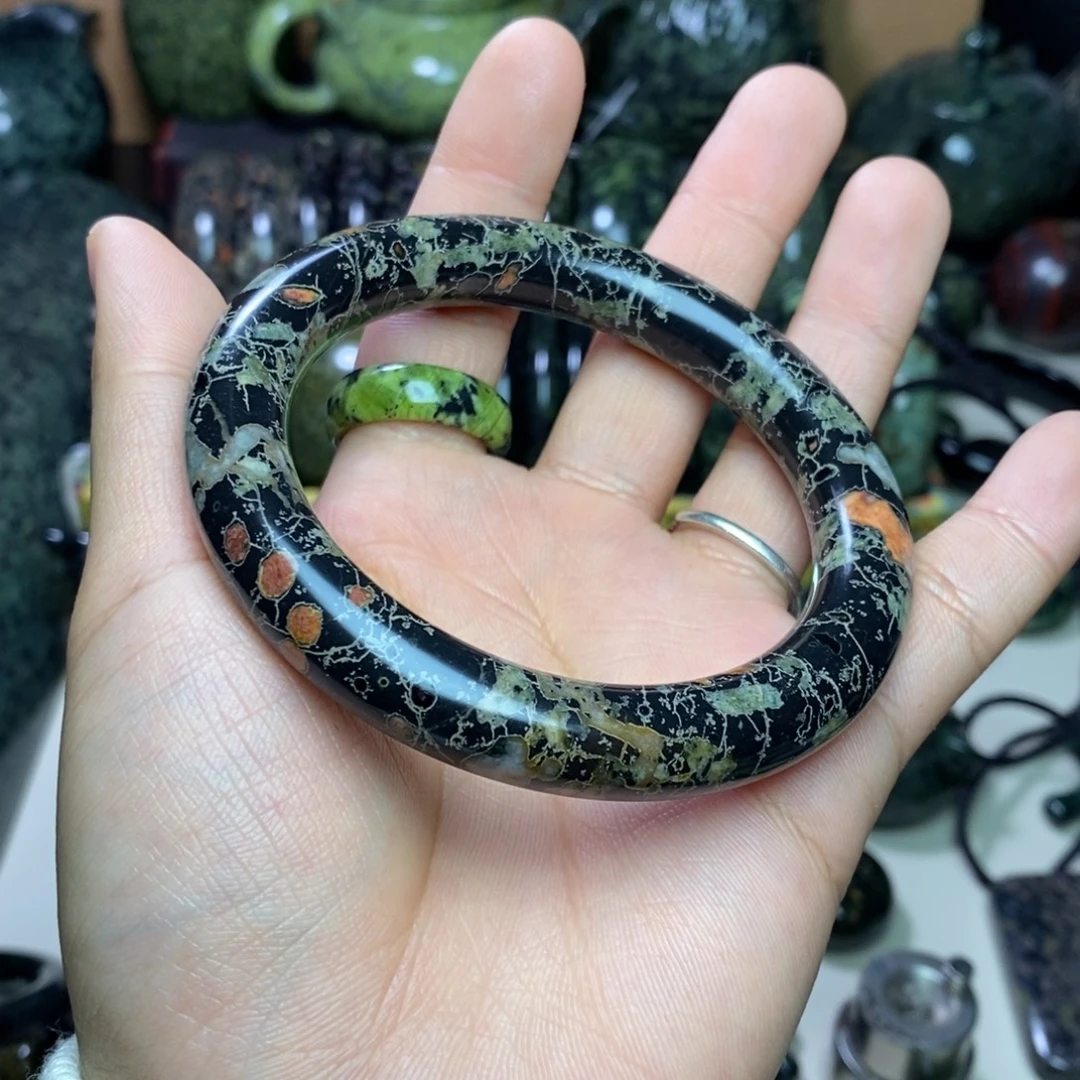 喜***物蛇纹石玉未镶嵌颈饰