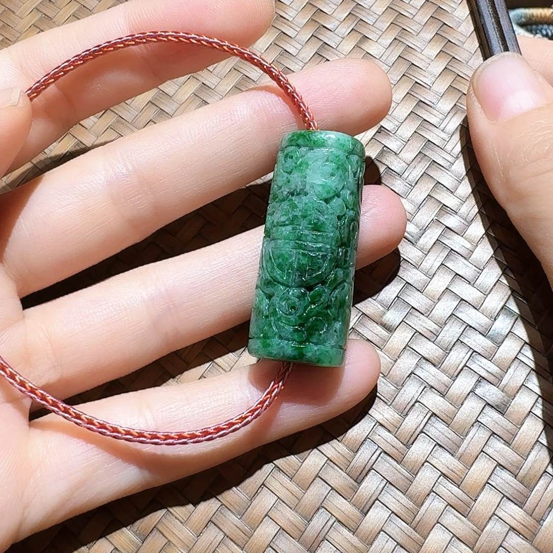 颈饰未镶嵌翡翠个性十足