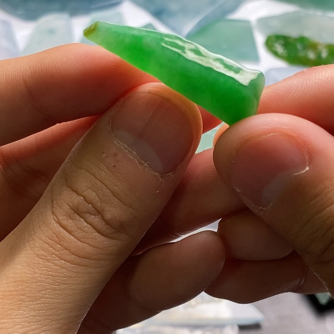 定制翡翠未镶嵌甜阳绿色满色随形吊坠