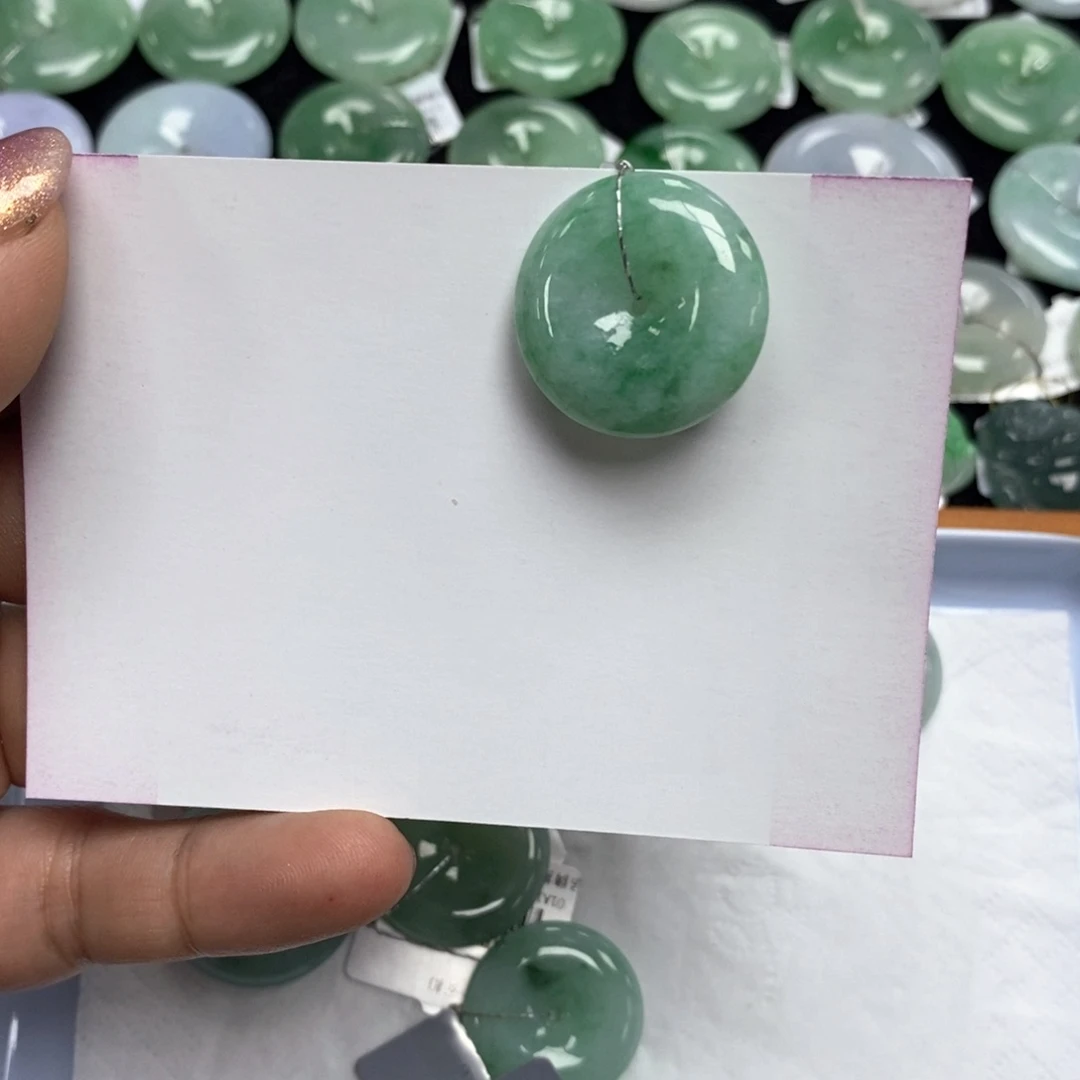 翡翠颈饰未镶嵌平安扣