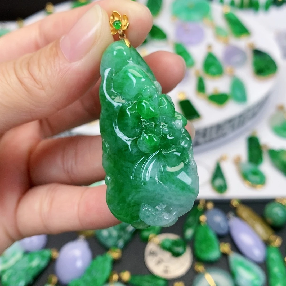 翡翠吊坠(不含链)18K金镶嵌荷叶鱼