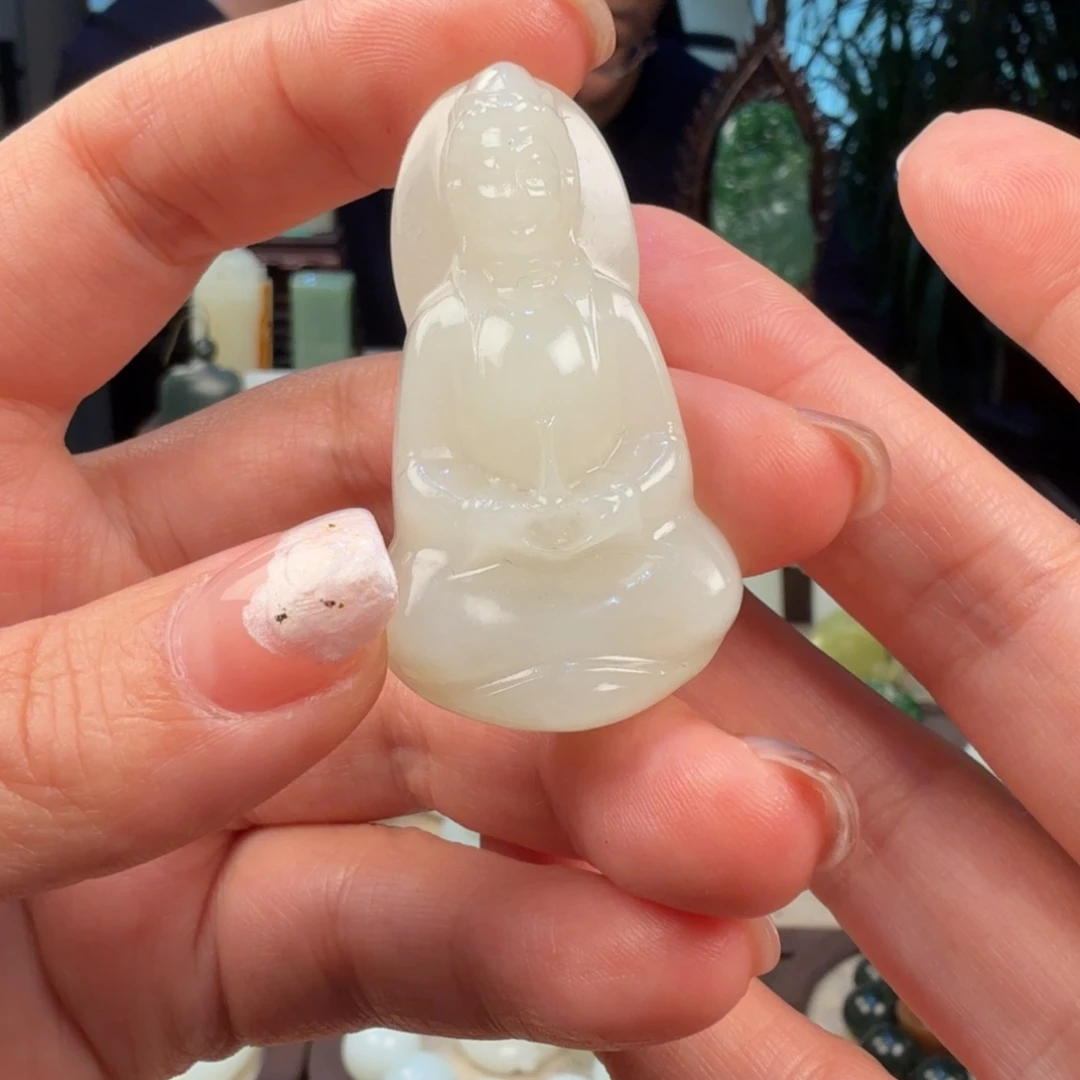 行***者和田玉未镶嵌颈饰