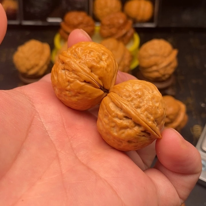 文玩核桃把件云铁小金豆