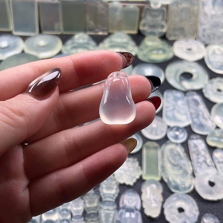 岫玉未镶嵌颈饰福瓜