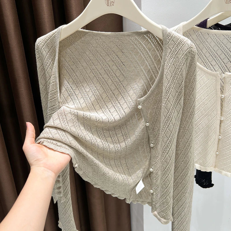 卡其色薄款圆领针织开衫女2025秋季新款设计感珍珠扣小香风短外套