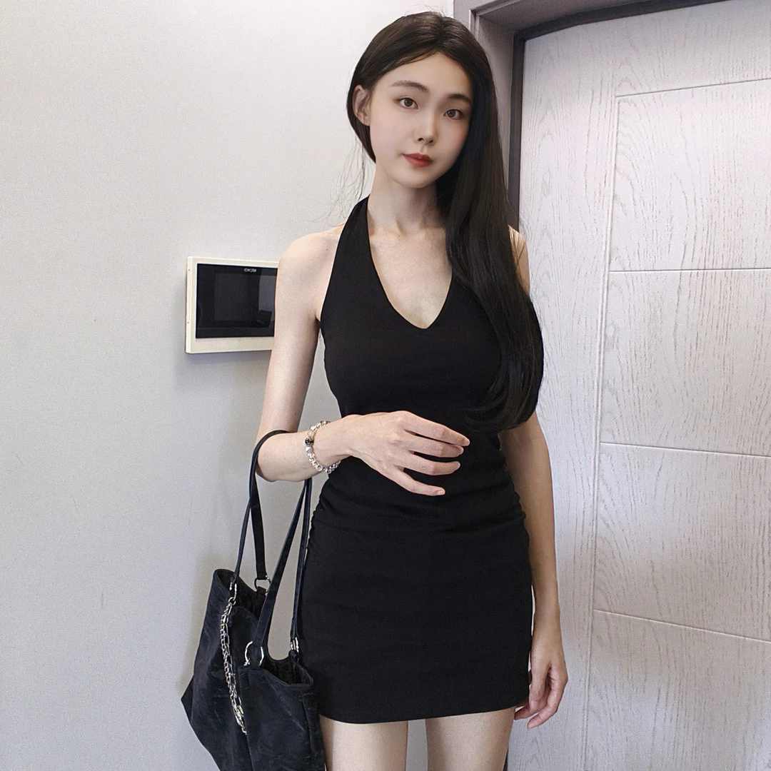 黑色挂脖连衣裙2025新款今年流行爆款女春装独特漂亮性感包臀裙子