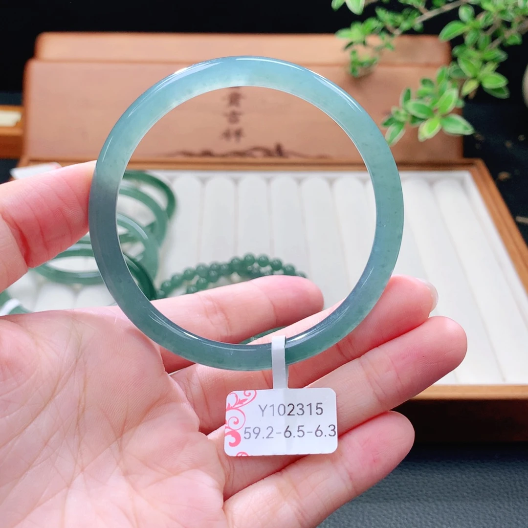 翡翠未镶嵌手镯（圆镯）
