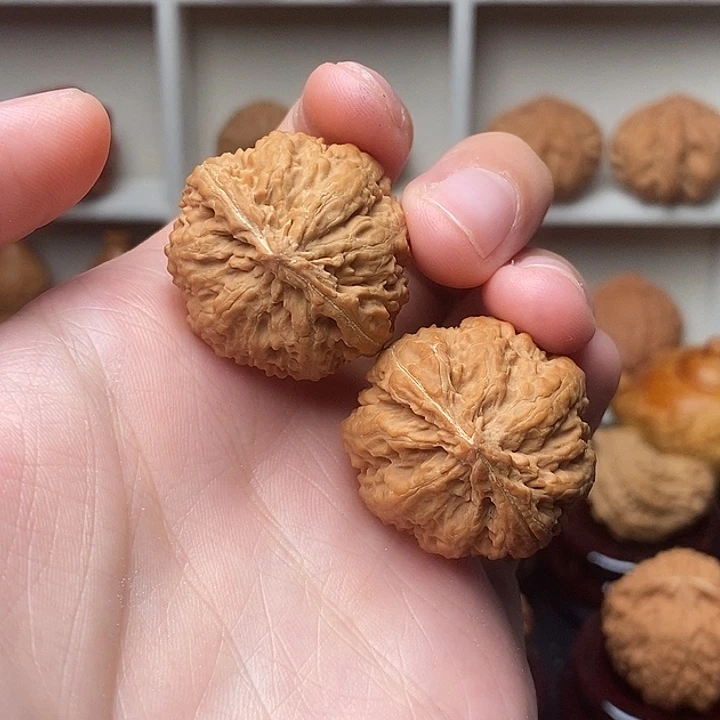 吊坠文玩核桃麒麟球。
