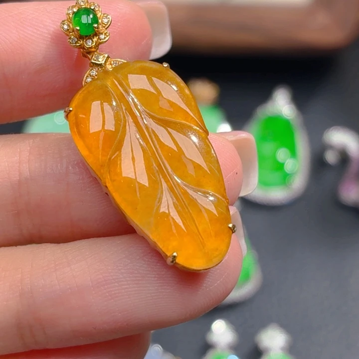 颈饰18K金镶嵌翡翠